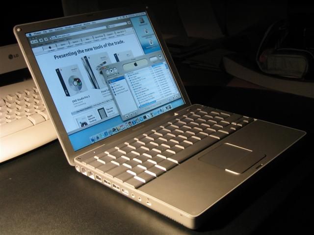 2006 elején megjelenhetnek az első Intel lapkás Apple PowerBook-ok