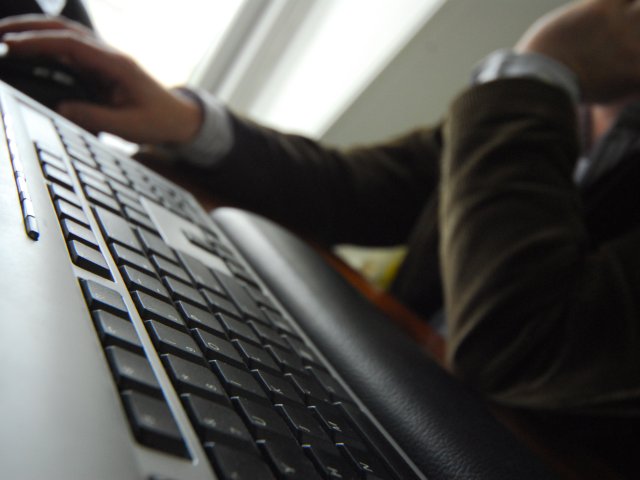 60 dolgozót bocsátanak el munkaidőben való internetezés miatt