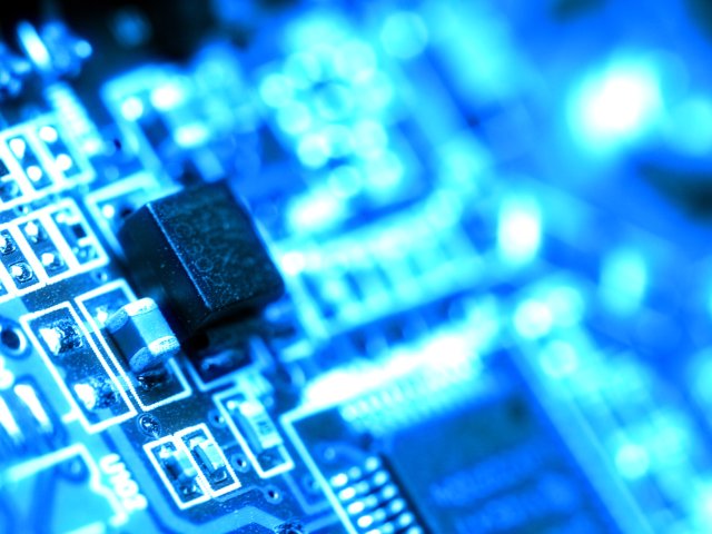 700 millió internetező világszerte