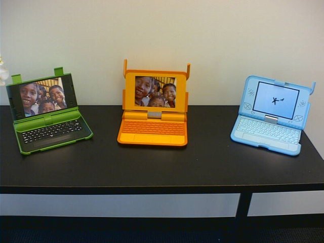 Képek az újabb 100 dolláros laptopról