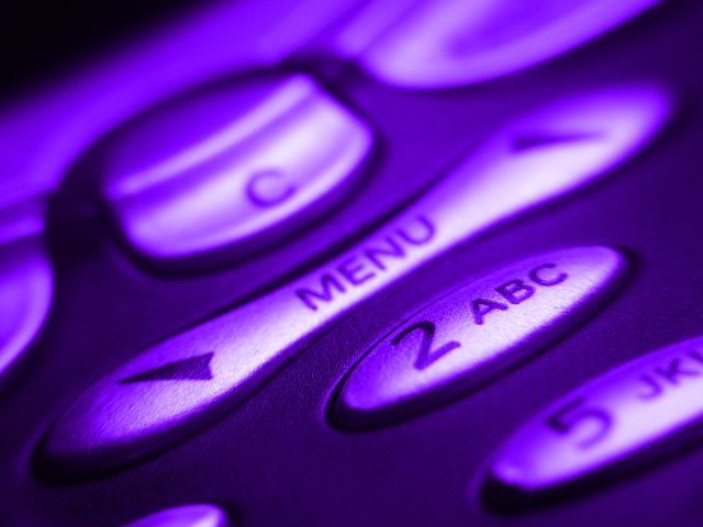 Mindentudó maroktelefon