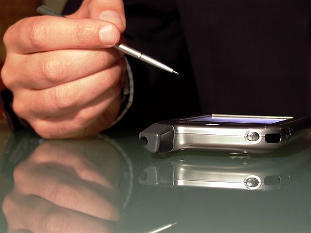 Öt operációs rendszerrel kompatibilis okos telefon