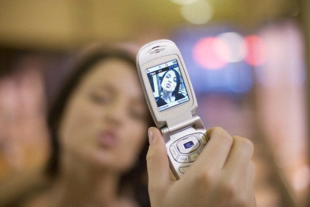 Több mint 800 millió mobiltelefon eladását jósolják 2005-re