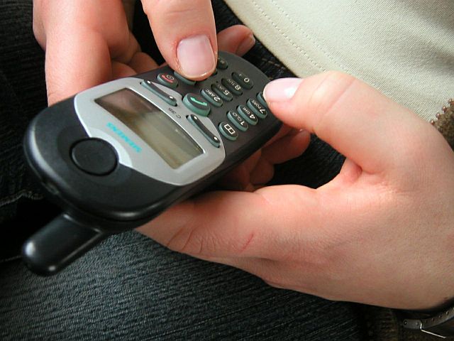 Ínhüvelygyulladást okoz a sok sms-ezés