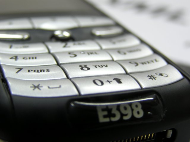 Mini-áramütéssel jelzi a hívást a Motorola