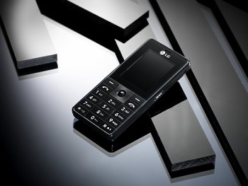 Bankkártya méretű LG mobiltelefon