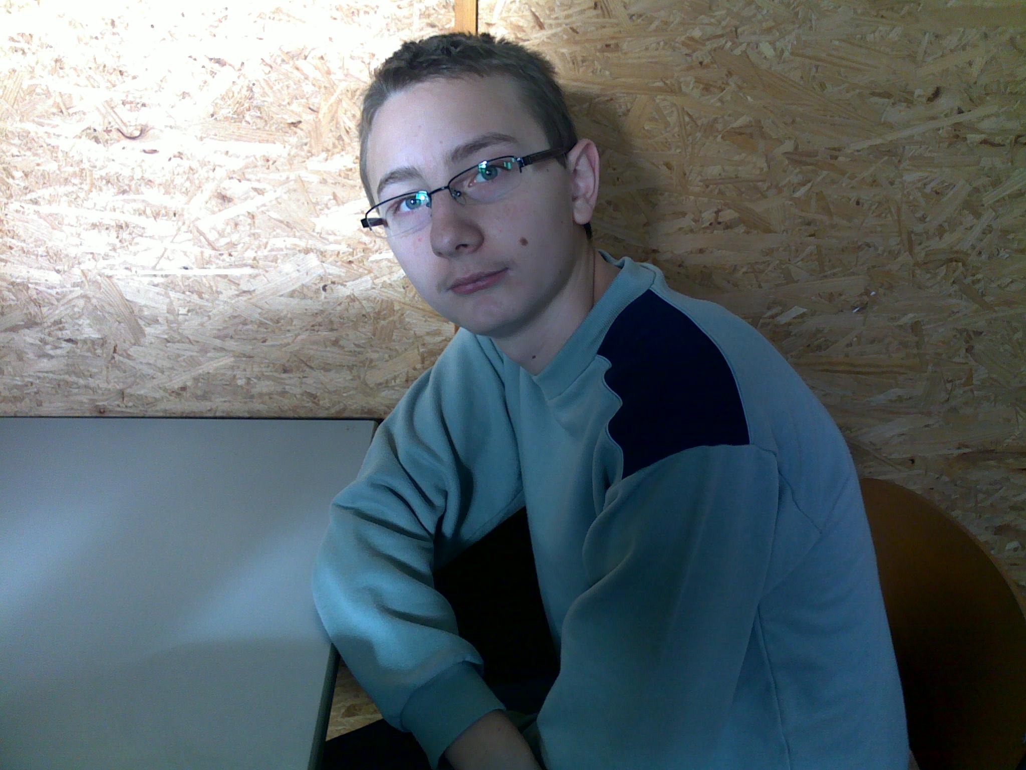 1 arc a kép mögött