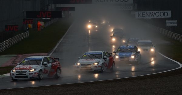 Gyári Lada csapat és privát magyar csapat a WTCC-ben.