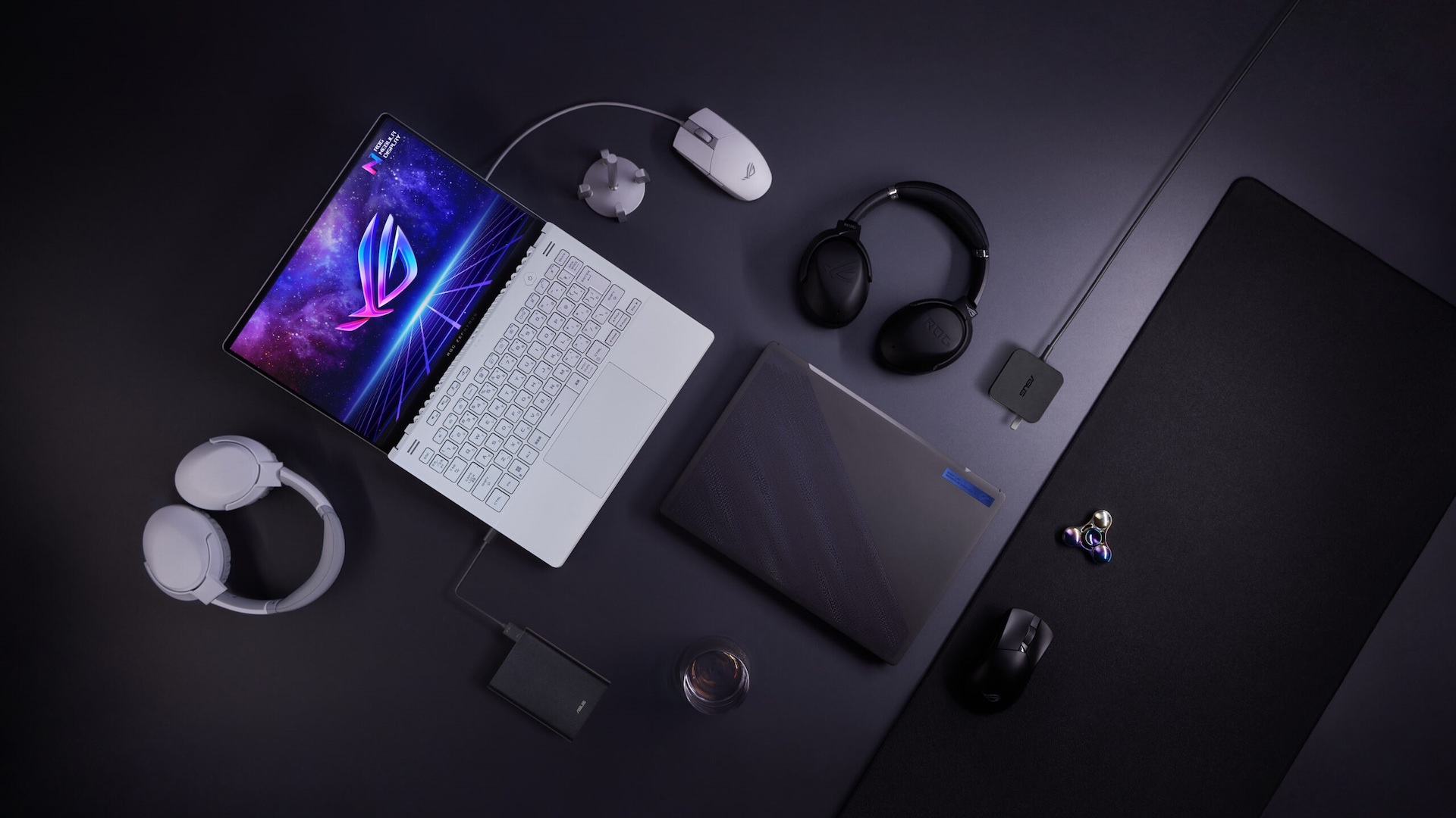 Ez most a mi kedvenc ROG szettünk: új Zephyrus G14 laptop, billentyűzet és füles