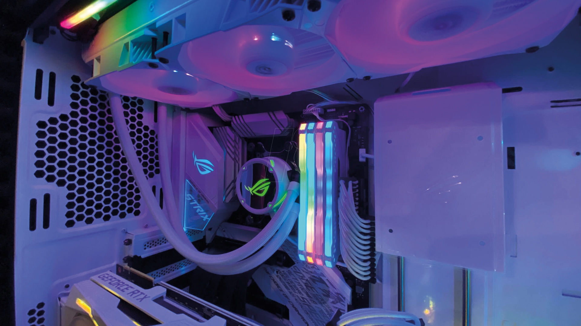 Hófehér Intel álomkonfig az ASUS-tól