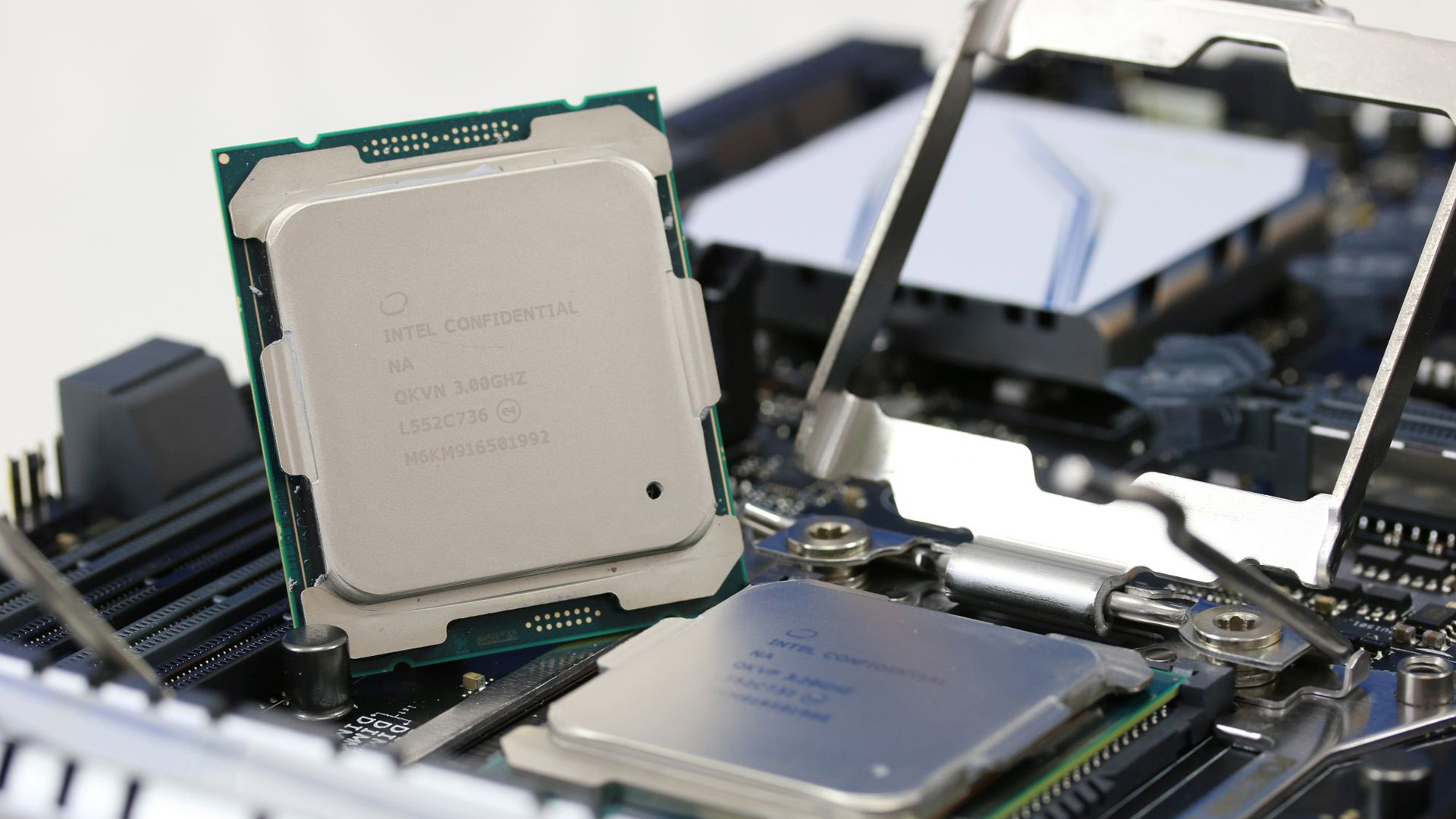 18 magos szörny készül az Intel műhelyében