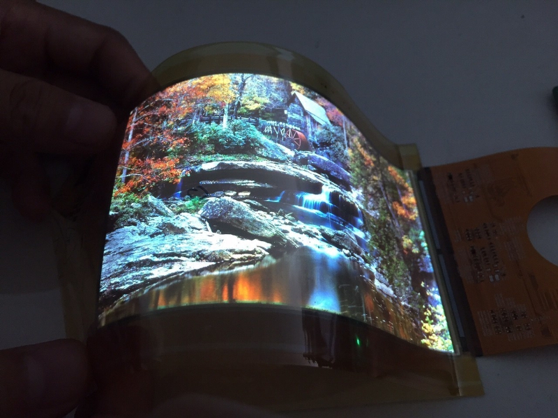 5.6 hüvelykes hajlítható AMOLED kijlezőt tesztel egy kínai gyártó