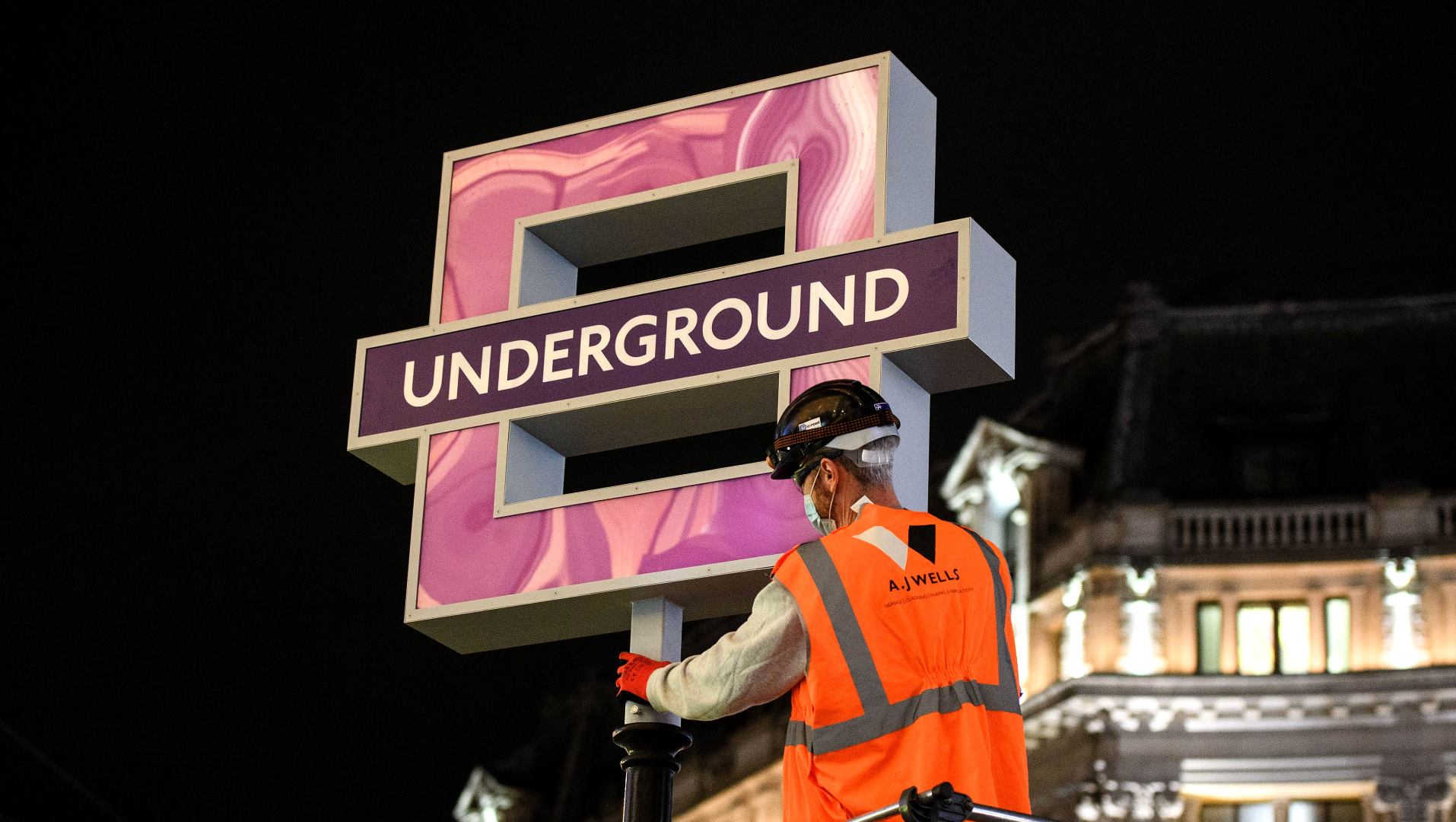 A PS5 megjelenésének alkalmából PlayStation szimbólumok lepték el az egyik londoni metróállomást