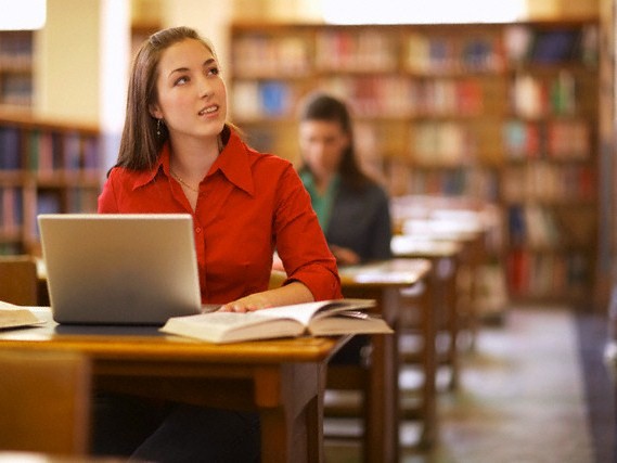 A főiskolások leginkább böngésznek és leveleznek a neten