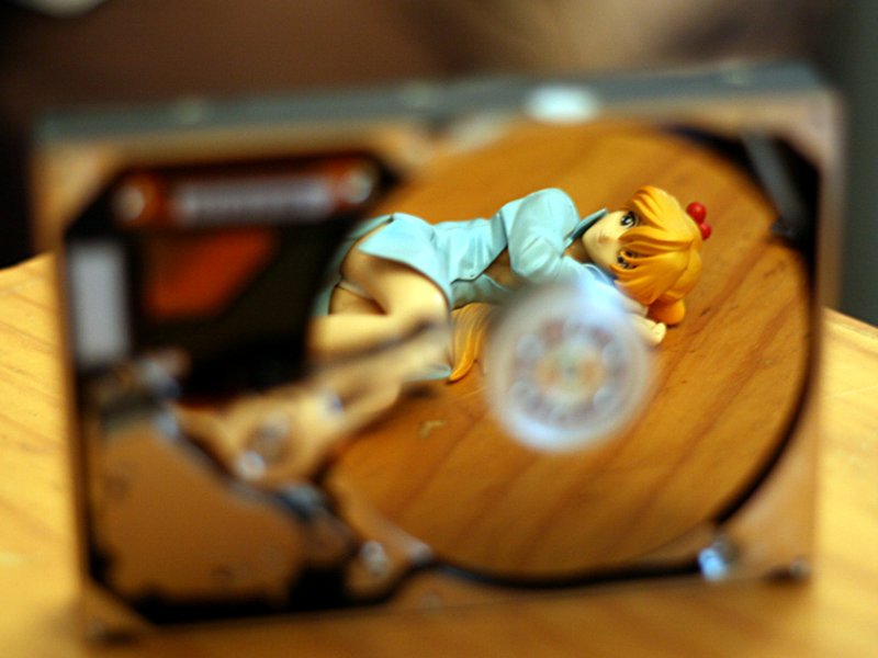 Aktfotók és titkos hadi anyagok az interneten elárverezett adathordozókon