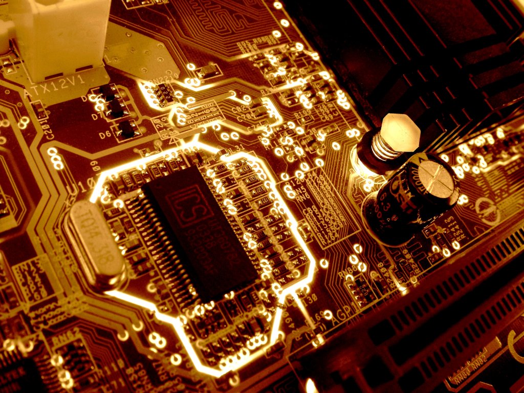 A PC-piac hátán szárnyaló csipeladások