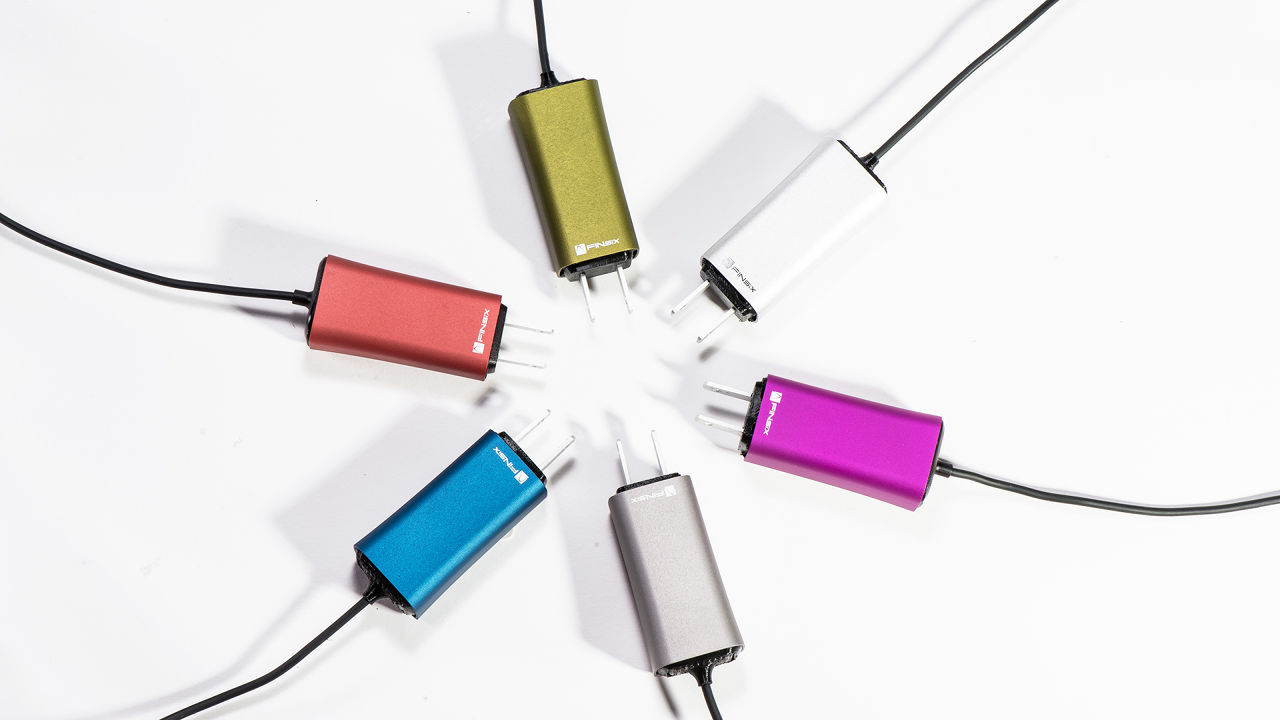 Apró univerzális laptoptöltőt mutatott be a FINsix