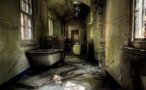 Asylum: Debütáló videó