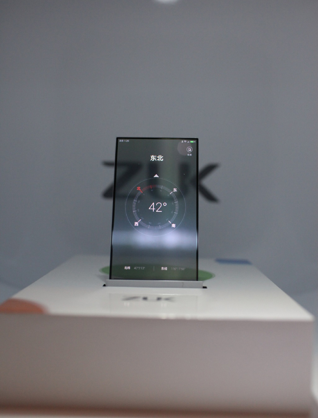 Átlátszó okostelefonon dolgozik a ZUK