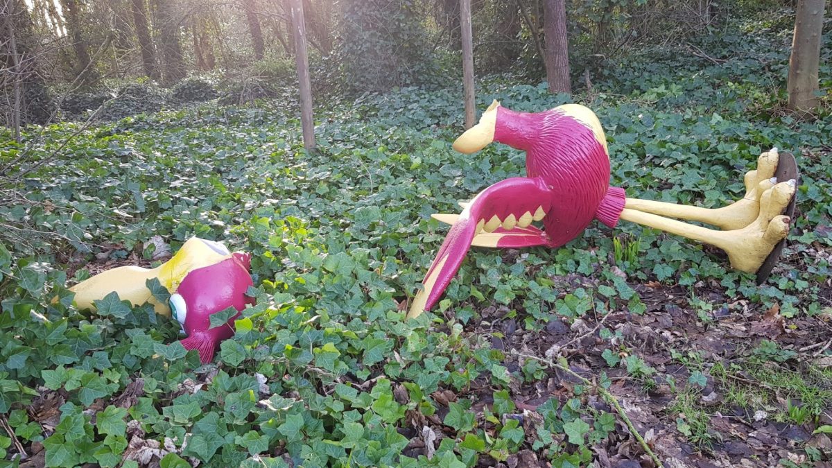 Az óriási szélvihar összetörte Kazooie több mint 20 éves szobrát a Rare főhadiszállása előtt