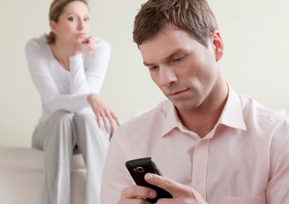 Az amerikaiak és a britek leginkább okostelefonon nézik a felnőtt tartalmakat