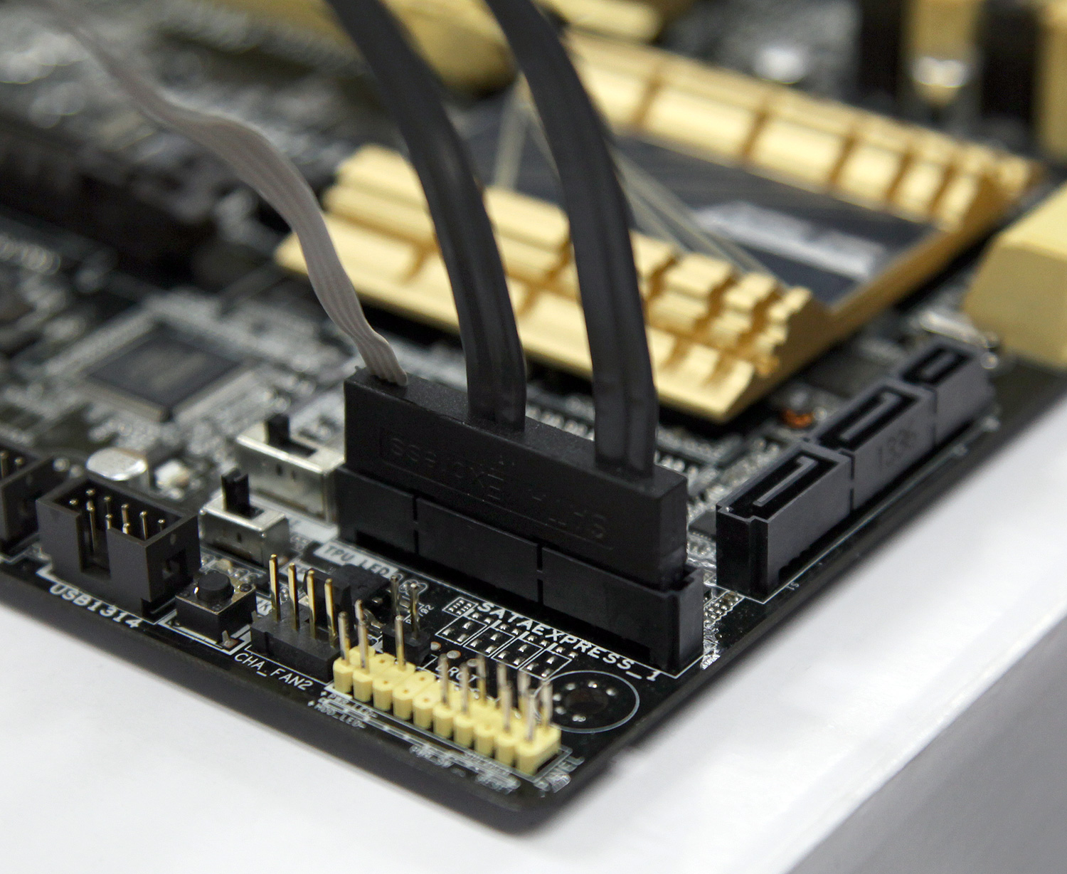 Az ASUS és az Intel maximálisan kihasználná a SATA Express lehetőségeit