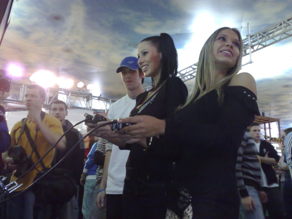 Dundika és Kustánczi Lia lehengerelte a Fifa08-játékosokat