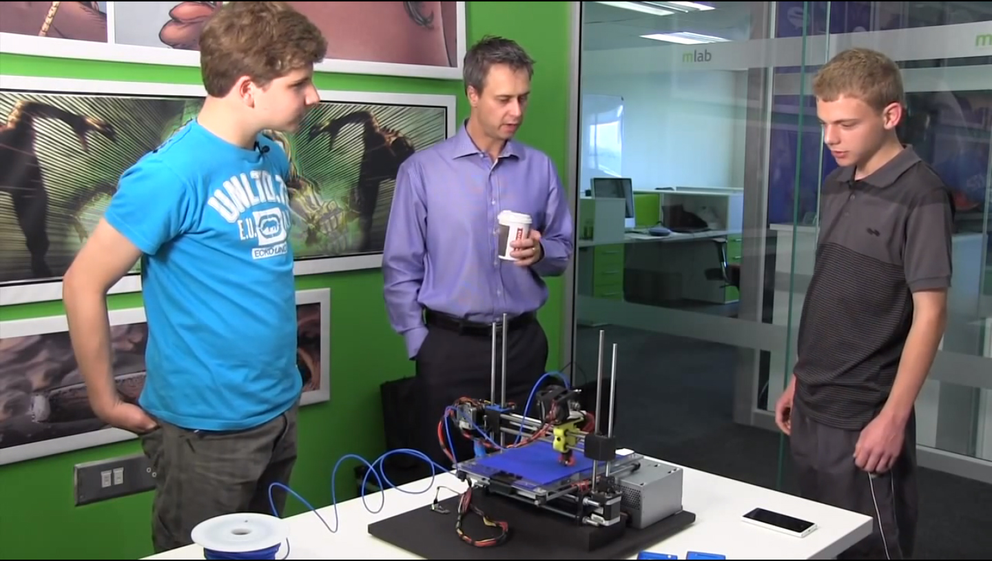 Egy Lumia 920 segítségével nyomtatott ki egy Lumia 820 tokot két 15 éves diák