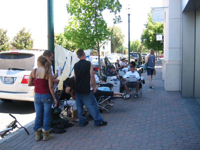 Fizetett sorban állók várják az iPhone-t