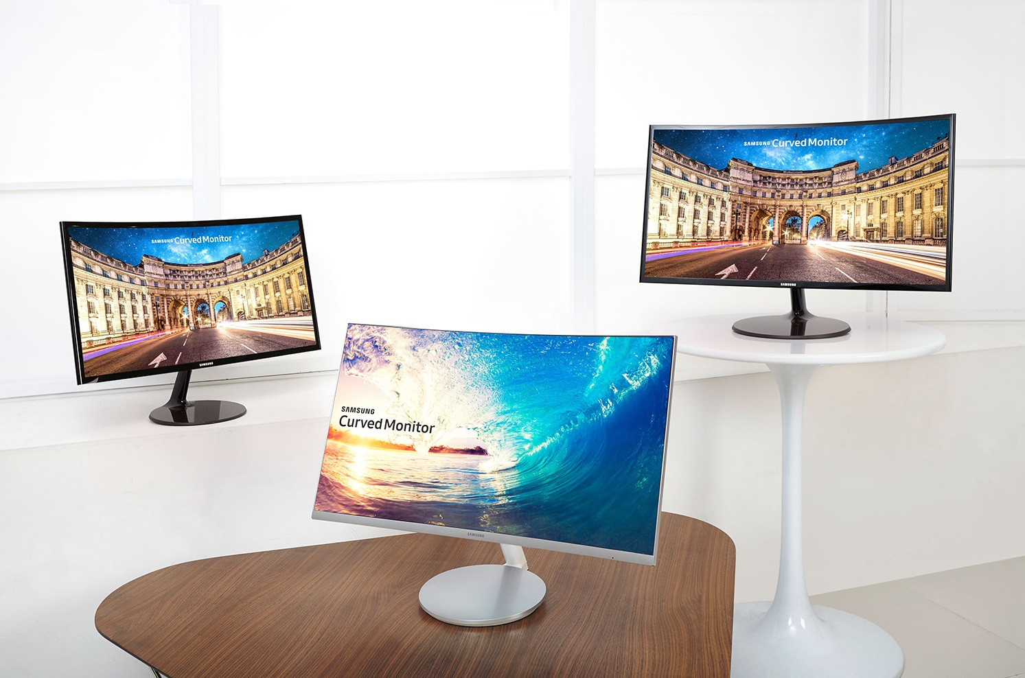 Ívelt monitorokkal újít a Samsung