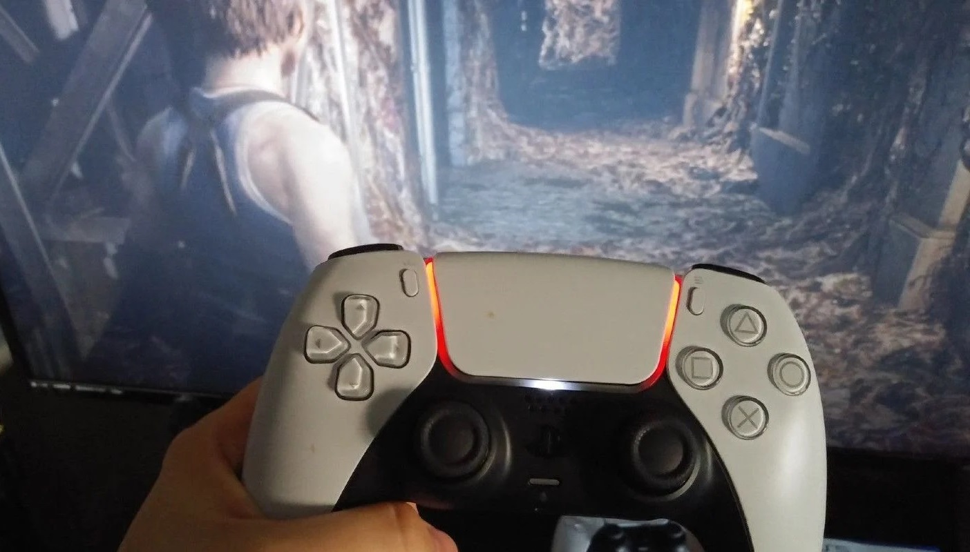 Jill életerejét is képes prezentálni a DualSense fénycsíkja a Resident Evil 3 Remake közben