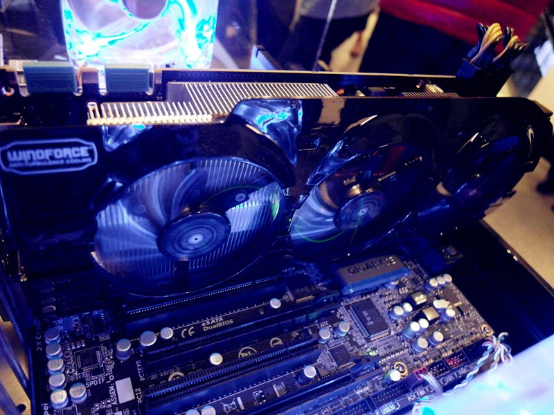 Képeken a Gigabyte készülő GTX Titan gyorsítója