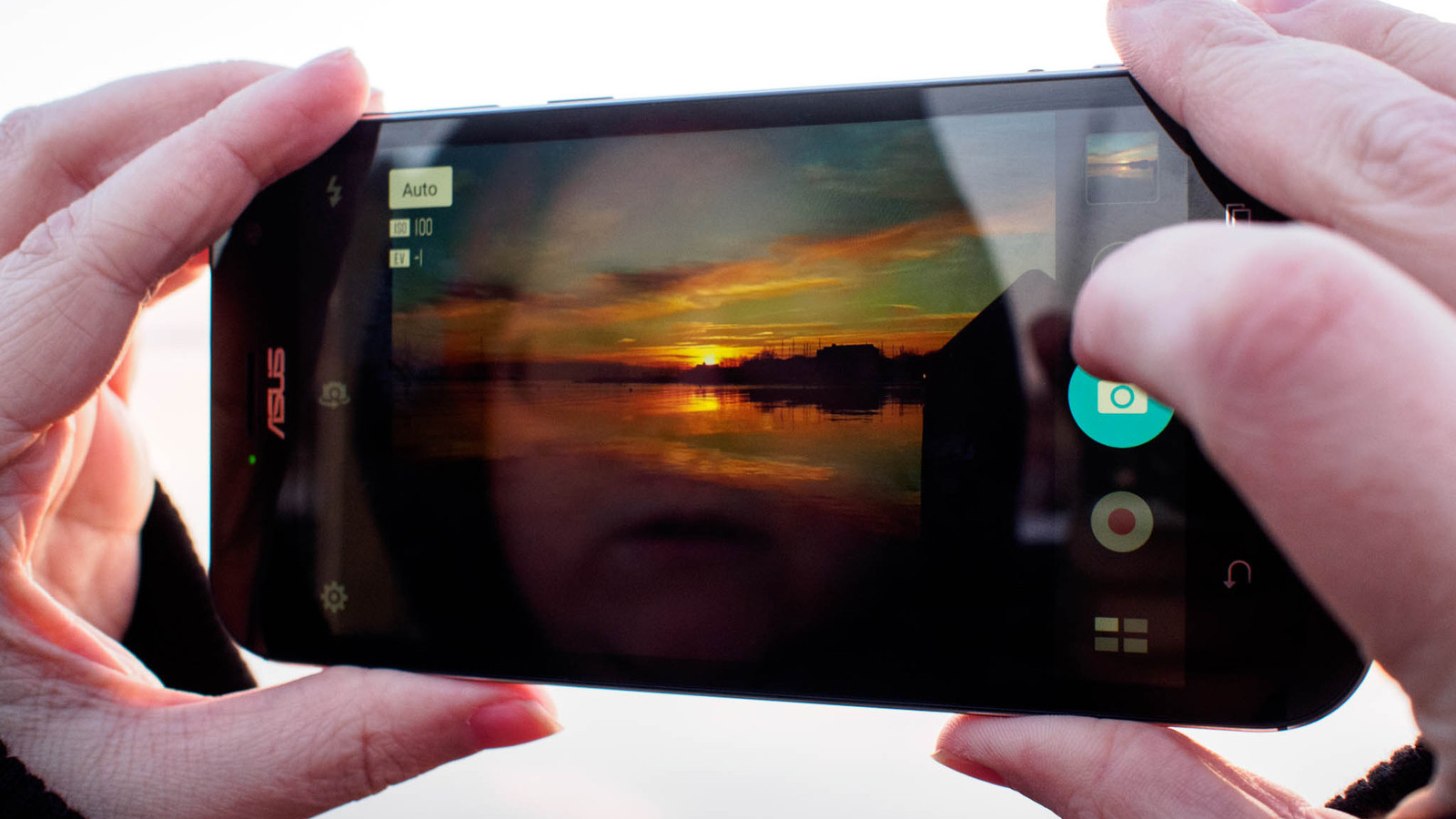 Két hátsó kamerát kaphat az ASUS ZenFone 3 Zoom