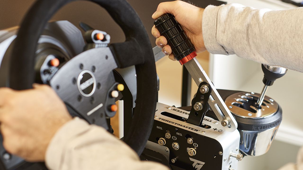 Kéziféket és váltókart tervezett rally-mániás gamereknek a Thrustmaster