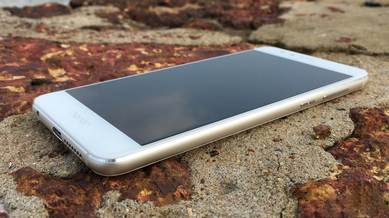 Komoly csúcsmobillal készül a Honor