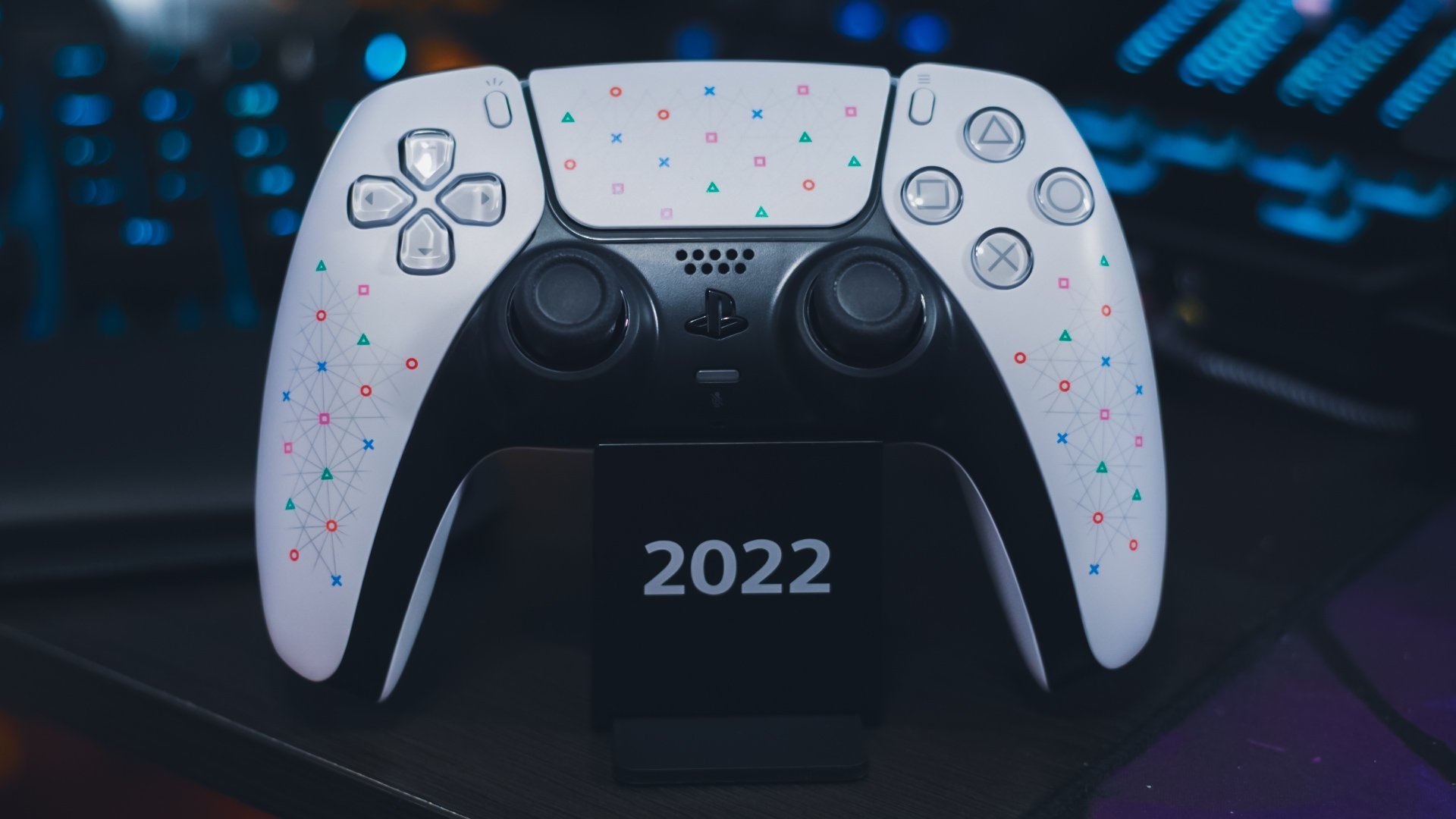 Különleges PS5 kontrollert kaptak a Playstation munkatársai