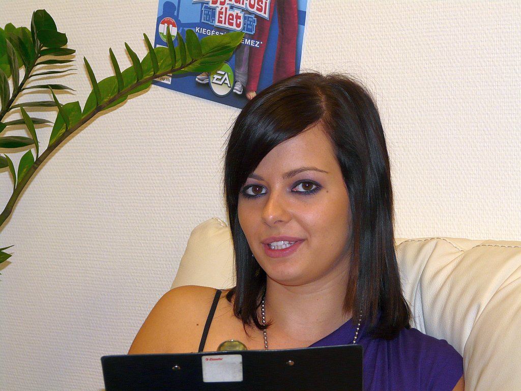 Lola Simlish nyelven énekelt