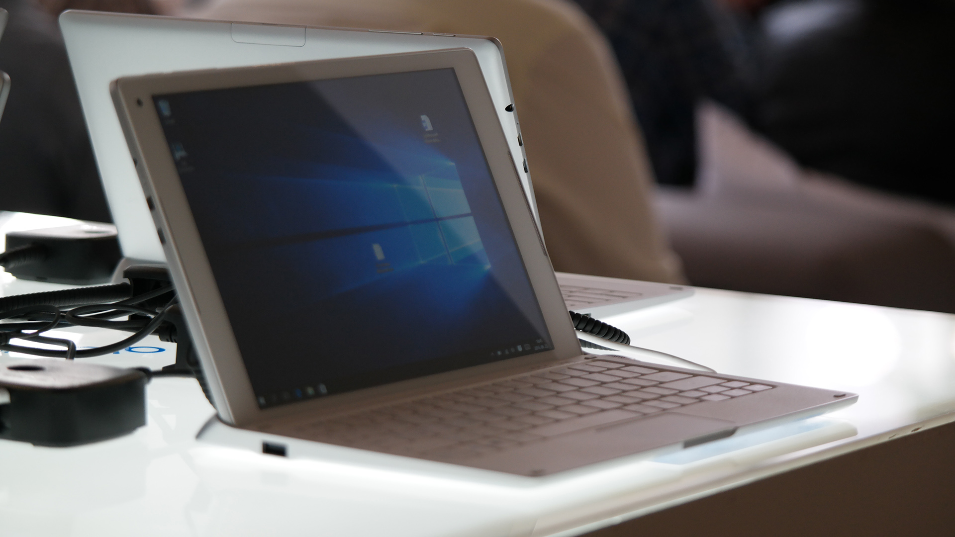 Magyarországon is bemutatkozott a pénztárcabarát Alcatel hibrid