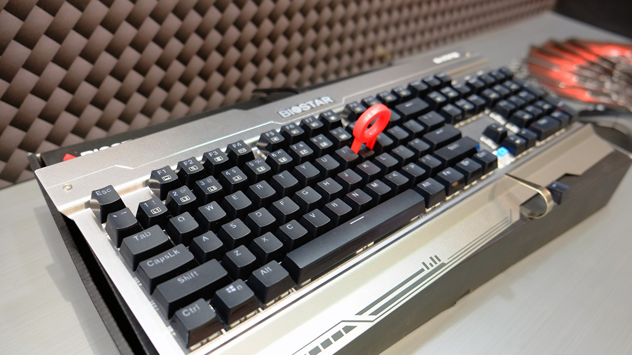 Mechanikus billentyűzettel bővít a BIOSTAR