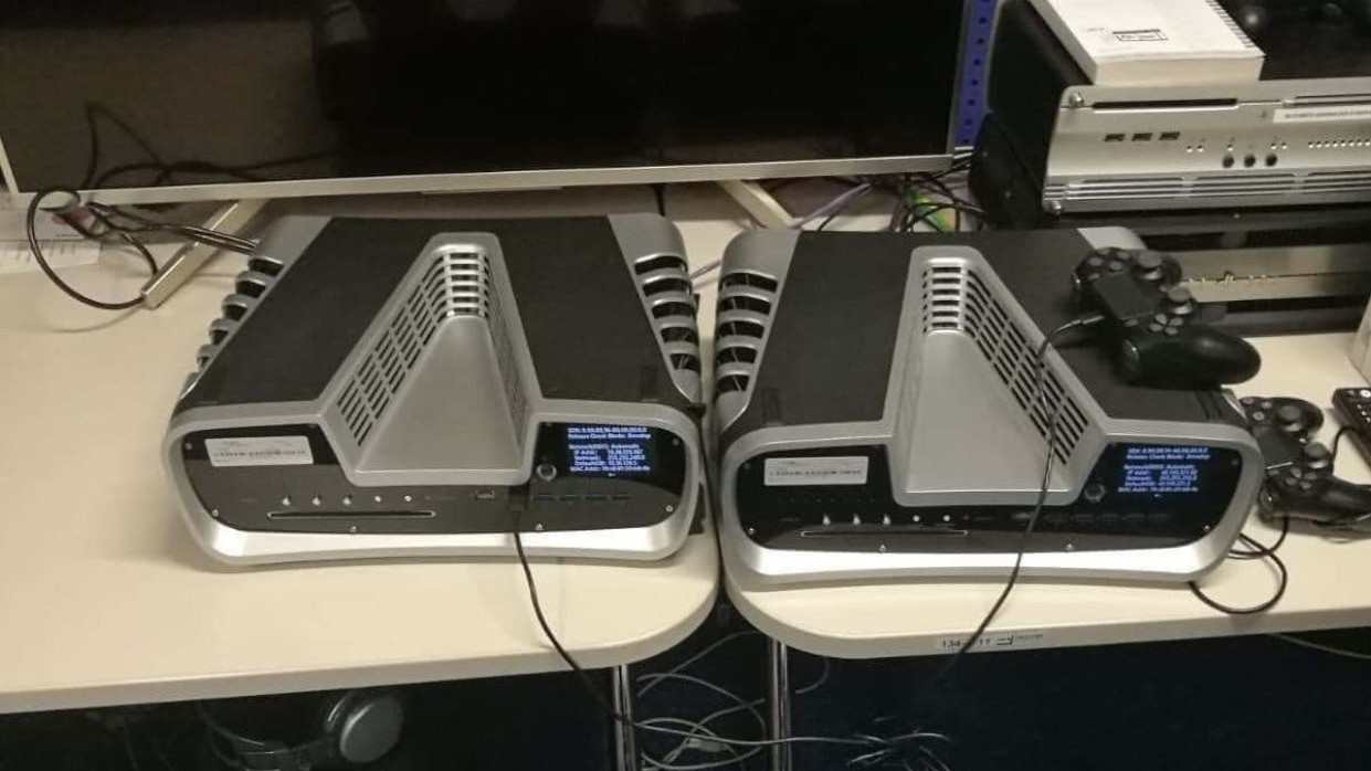 Megint kiszivárgott egy kép a PS5 fejlesztői kiszereléséről, de ezen már a kontroller is rajta van