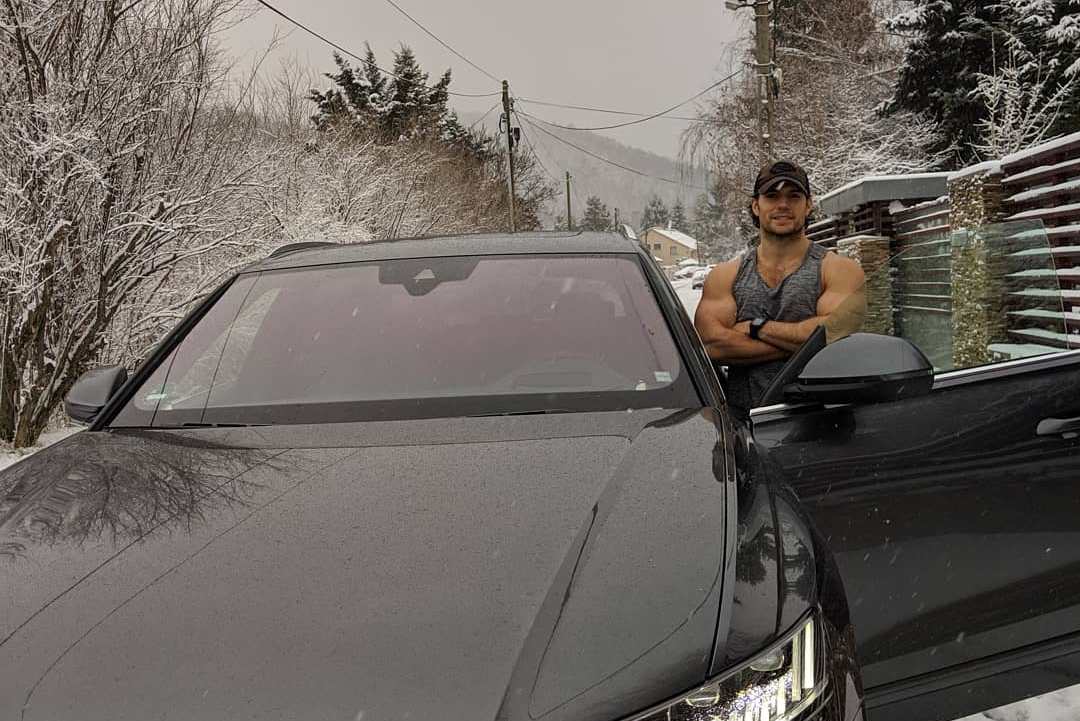 Most éppen egy szál trikóban jelentkezett a havas Budapestről a The Witcher-sorozat sztárja