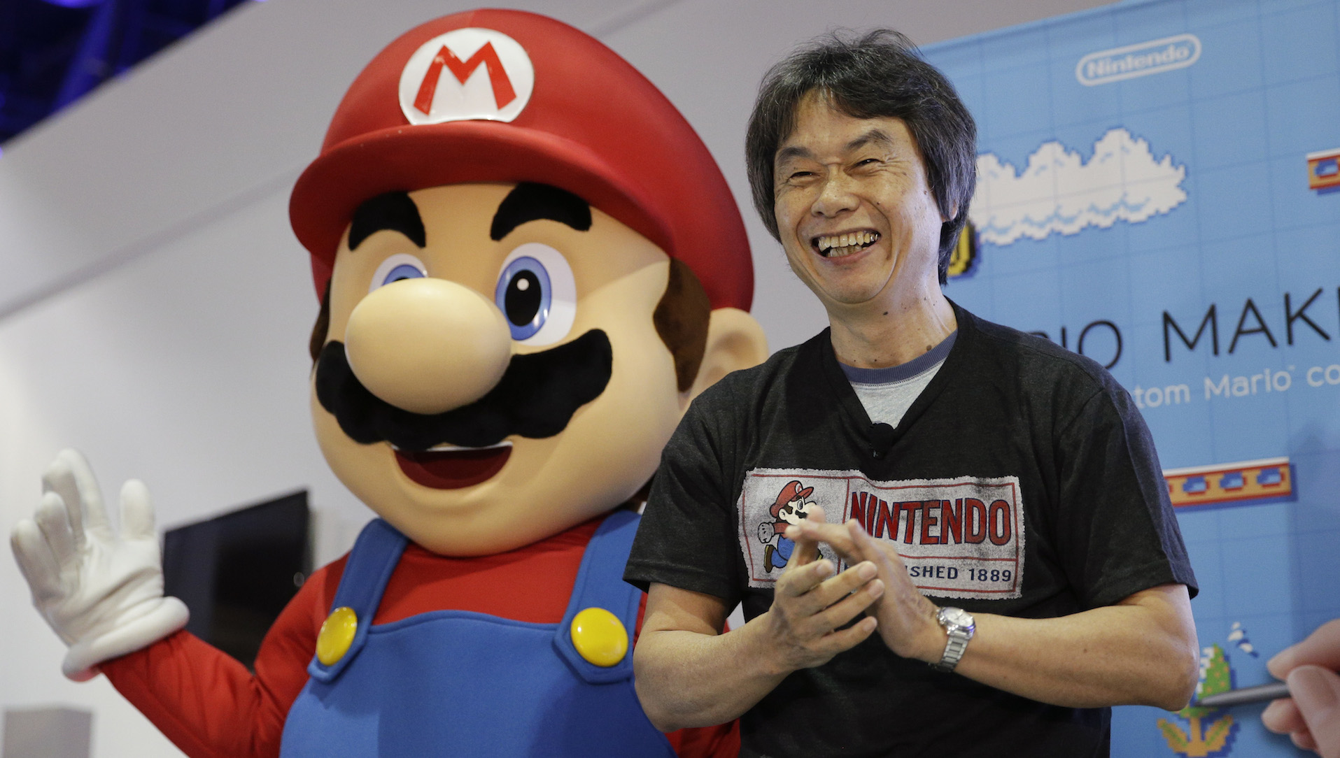 Nézd meg Shigeru Miyamoto-t, aki elgitározza a Super Mario zenéjét