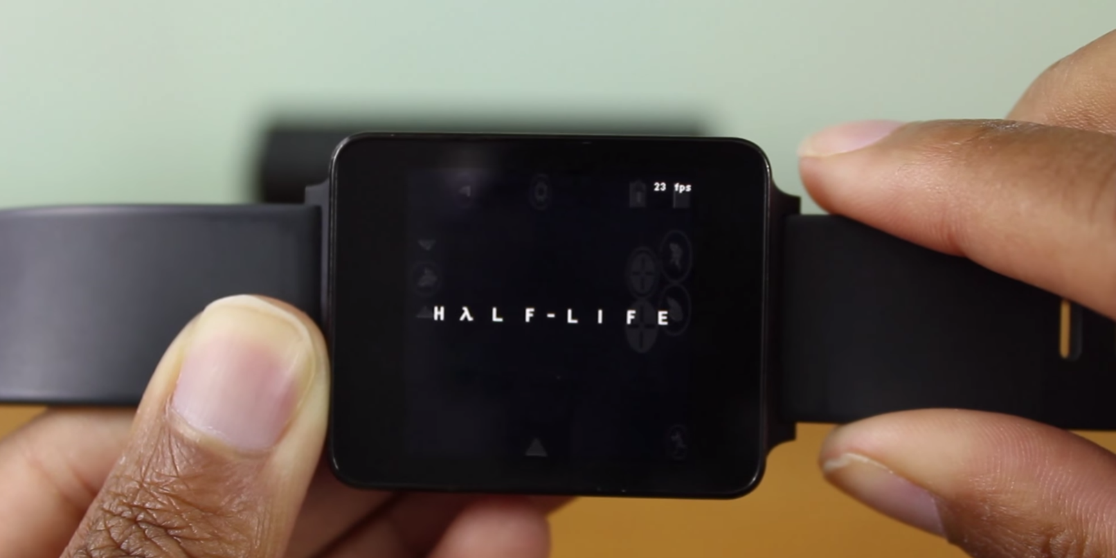 Nézd meg, ahogyan okosórán fut a legendás Half Life