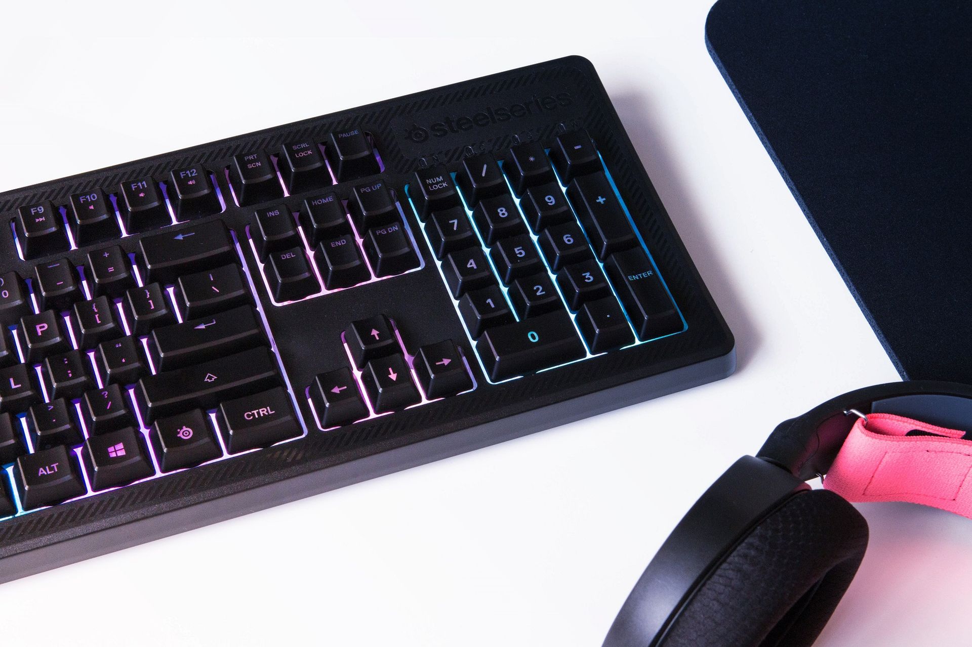 Olcsó és még világít is a SteelSeries legújabb gamer billentyűzete
