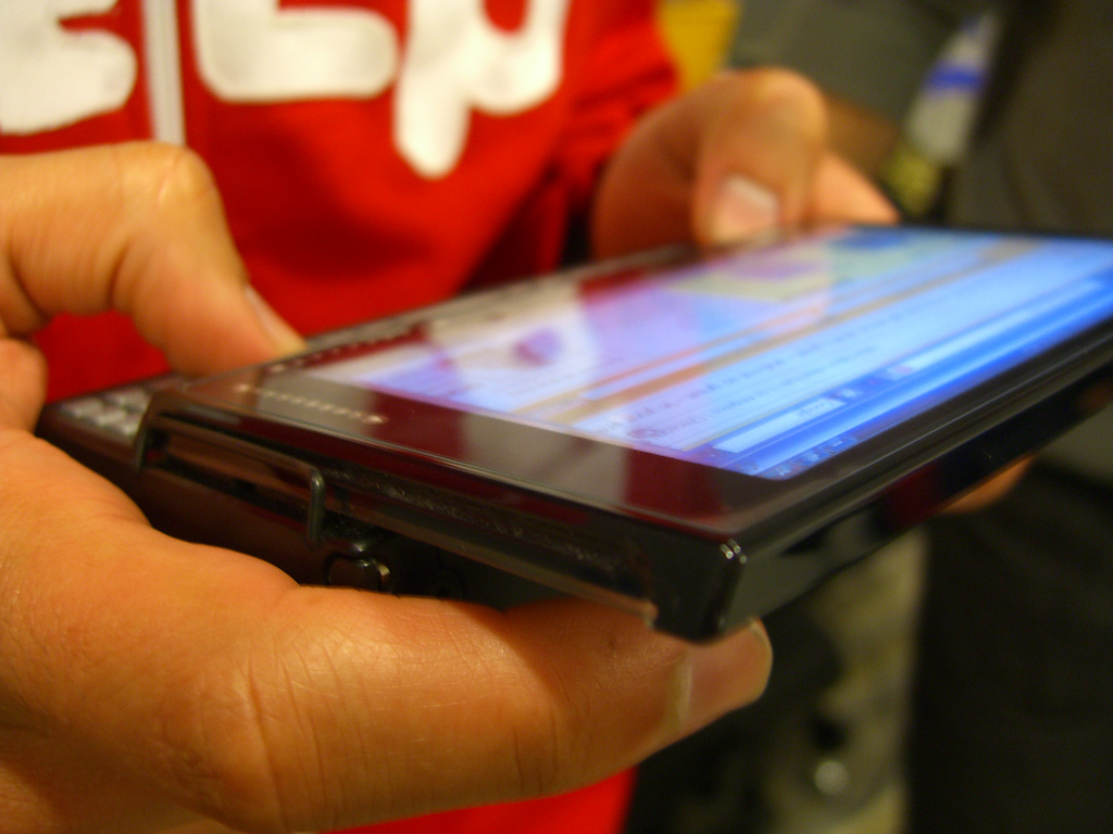 OQO 02 modell gyorsabb CPU-val és opcionális SSD-vel