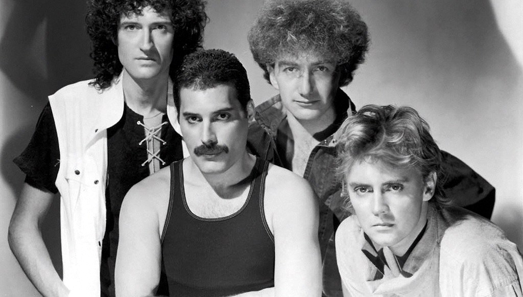 Queen dalcsomagot kap a Rock Band