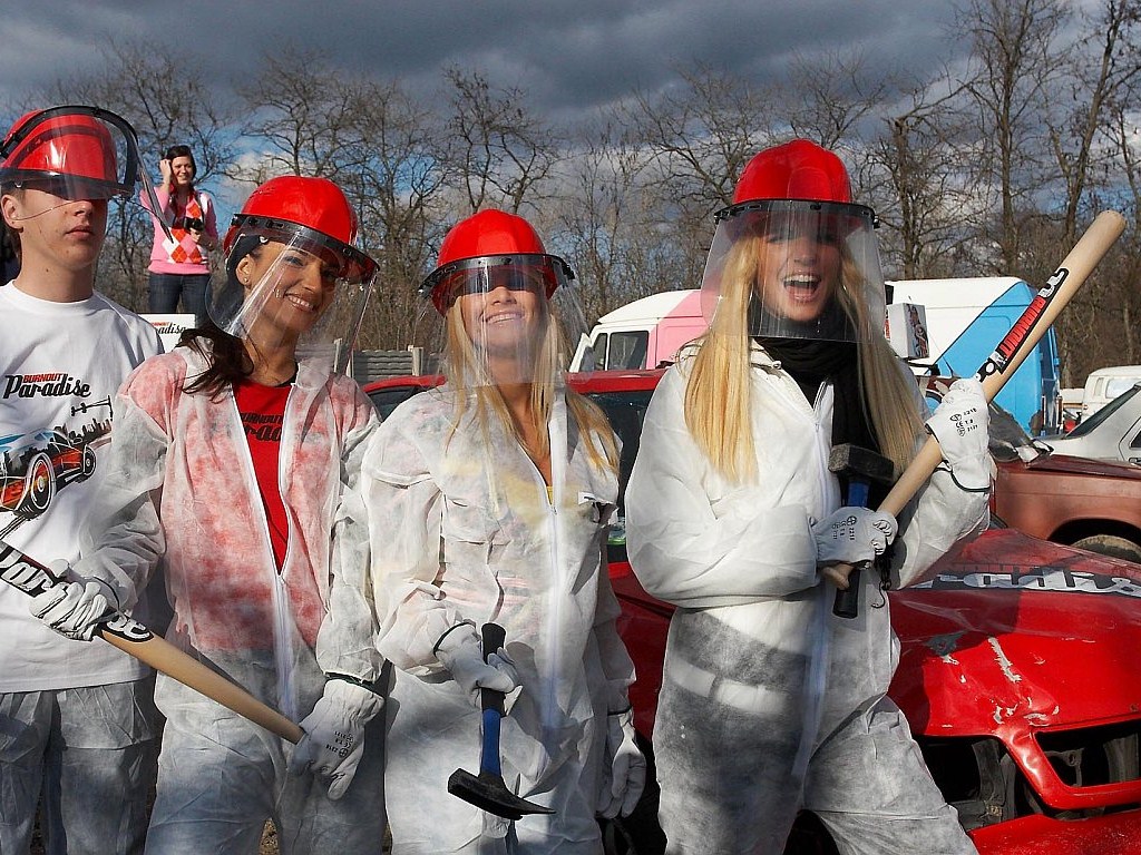 Roncsdarabok röpködtek a szépségek körül