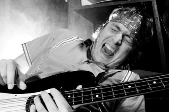 Saját stúdiót alapított a Rock Band sorozat dizájnere