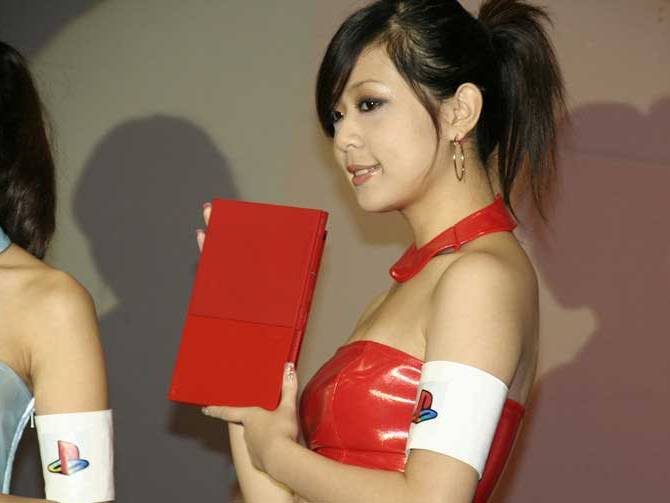 Új színben pompázik a PlayStation Two