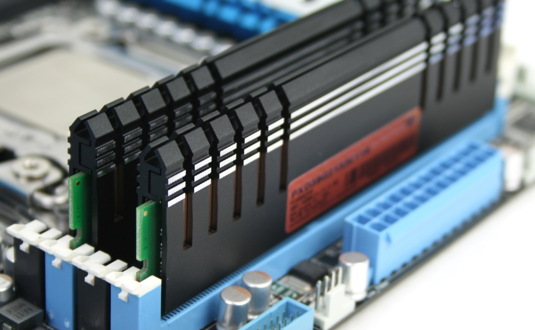 Váratlan fordulat: év végén csökkentek a memóriaárak!